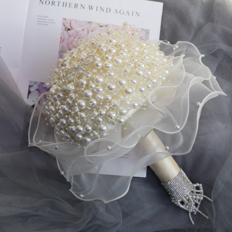 Baby Products Photoshoot - Ramo de novia con perlas, cristales